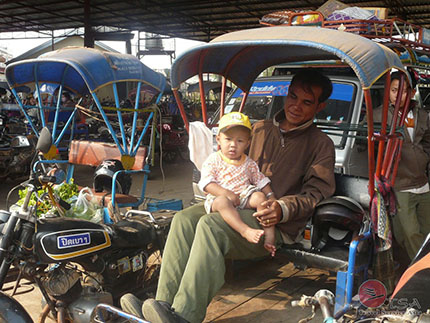 Vater mit Kind auf TukTuk