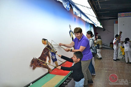 Hinter_der_Buehne_des_Schattentheater_Peking